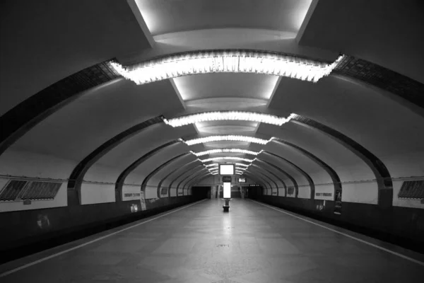 ミンスクの地下鉄駅アンスティチュ クルトゥリの内部の断片 — ストック写真
