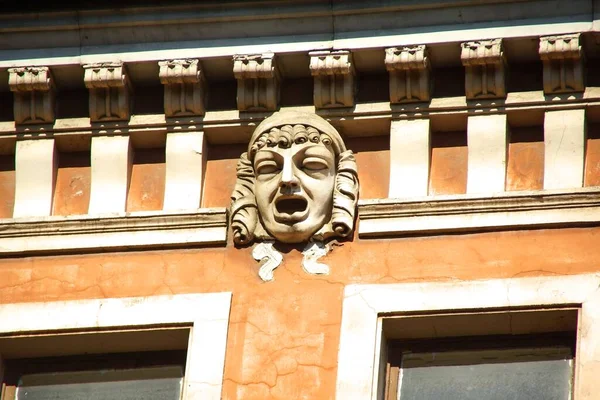 Art Nouveau tarzında, St. Petersburg 'daki Marata Caddesi' ndeki bir apartmanın mimari tasarımının bir parçası.