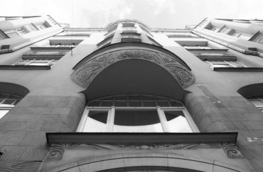 Şehir merkezindeki bir konut binasının Art Nouveau tarzındaki ön cephenin mimari tasarımı.