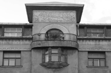 Şehir merkezindeki bir konut binasının Art Nouveau tarzındaki ön cephenin mimari tasarımı.