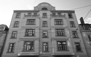 Şehir merkezindeki bir konut binasının Art Nouveau tarzındaki ön cephenin mimari tasarımı.