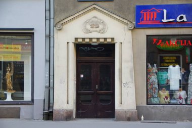 Şehir merkezindeki bir konut binasının Art Nouveau tarzındaki ön cephenin mimari tasarımı.