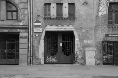 Şehir merkezindeki bir konut binasının Art Nouveau tarzındaki ön cephenin mimari tasarımı.