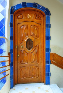 Dairenin mimari tasarımının bir parçası. Art Nouveau tarzında. Şehir merkezinde bir apartmanın ön kapısı.
