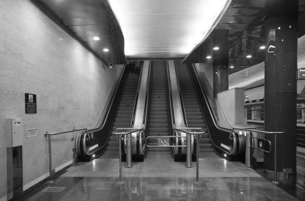 Fragmento Interior Estação Metro Dunayskaya São Petersburgo Escada Rolante — Fotografia de Stock