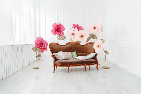 Interno bianco con finestra e fiori — Foto Stock
