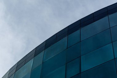 Arka planda gökyüzü ile bina