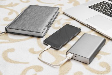 Bilgisayar ve cep telefonu şarj güç ile dizüstü kanepede banka