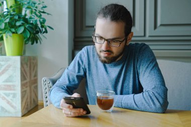 Genç adam Cafe kahve ile iş yapmak