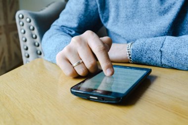 Bir smartphone kafede kahve-molası sırasında dokunmadan el genç adam