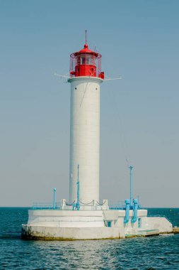 Deniz eski deniz feneri güzel manzara görünümü. Eski bina gezinti.