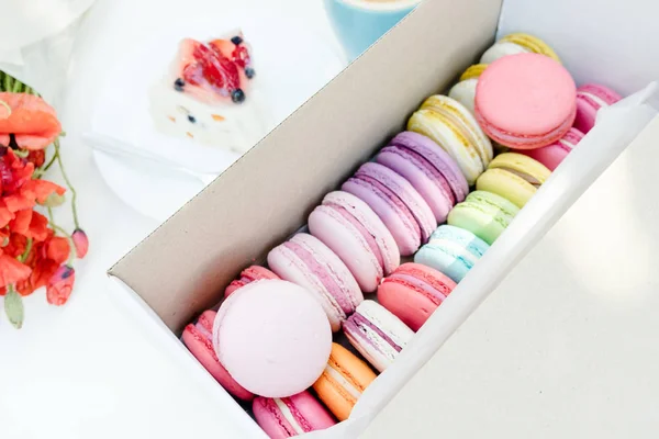 Macaron tatlı ve lezzetli meyve pasta Beyaz ahşap masa üzerinde