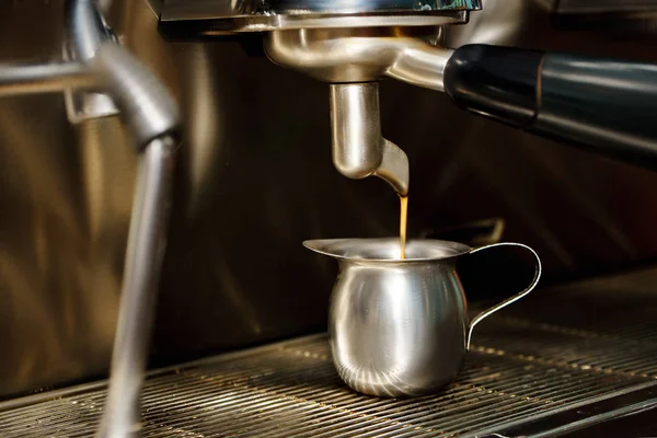 Portre profesyonel espresso kahve makinesi sıcak içecek bir fincan içine dökme kadar