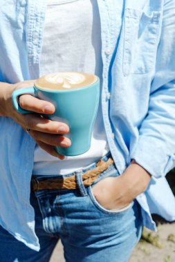 Cappucino bardak tutan kadın hipster kişi. Yaşam tarzı yaz portre