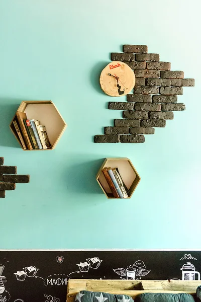 Librerie con libri e oggetti decorativi su sfondo blu parete — Foto Stock