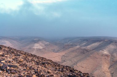 Sihirli mavi gökyüzü arka plan ve renkli derin bulutlar ile Musevi çölde renkli Manzaralı