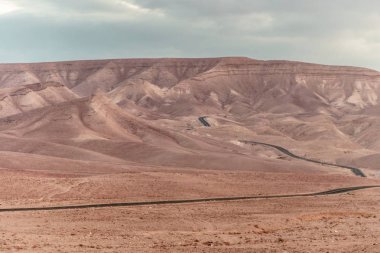 Arka plan ve renk bulutlar üzerinde sihirli mavi gökyüzü ile Musevi çöl karada renkli Manzaralı.