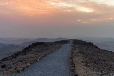 Sunrise İsrail negev Çölü'nde. Dağ yolundan renkli ufuk profili