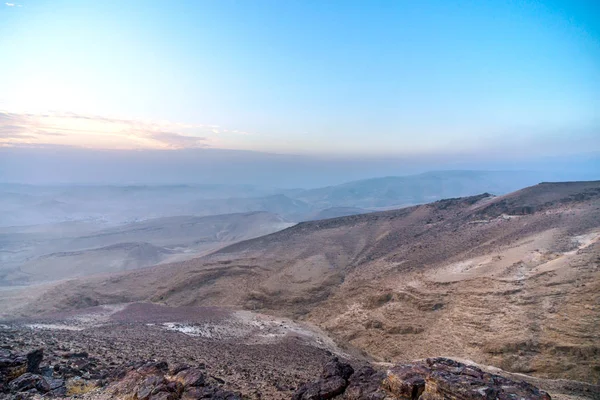 Tramonto magico del mattino e bella luce del sole sul deserto negev giudeo in Israele — Foto Stock