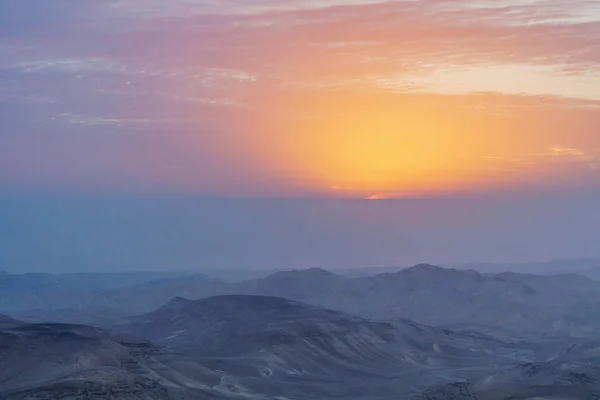 Paisagem da manhã madrugada natureza e luz solar sobre o deserto judeano em Israel — Fotografia de Stock