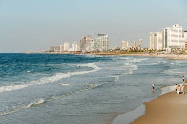 Tel Aviv kıyı şeridi manzara. Modern şehir, deniz ve plaj.