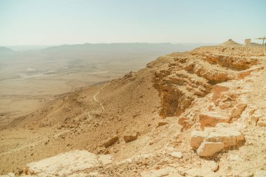 Sarı taşlar ve dağ, Necef çöl yatay.