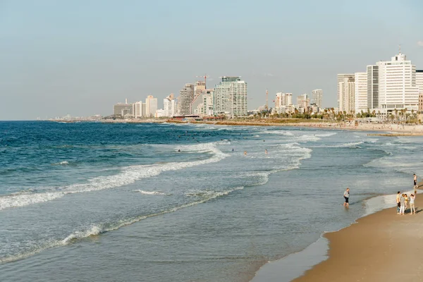 Tel Aviv kıyı şeridi manzara. Modern şehir, deniz ve plaj.