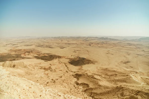 Lato na pustyni Negew, w Izraelu. Krater ramon piasek góry pełne — Zdjęcie stockowe