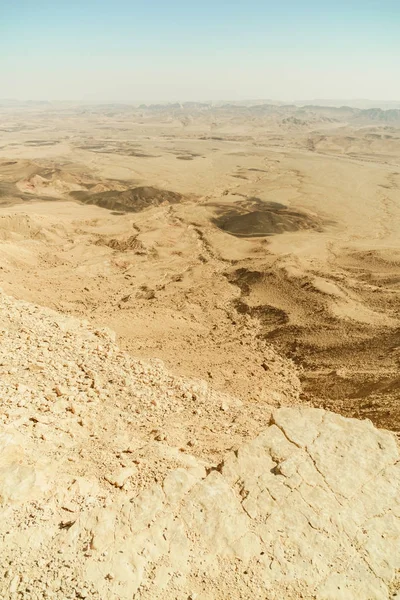 Israel negev desert in vertical view. Canyon ramon, yellow sand and mountains — Stock Photo, Image