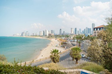 Plaj ve Kentsel şehir Tel-Aviv viev. Yaz kıyı şeridi. Ünlü turistik yer