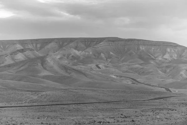 Vista paisagem branca e preta na estrada do deserto no deserto de Negev em Israel — Fotografia de Stock