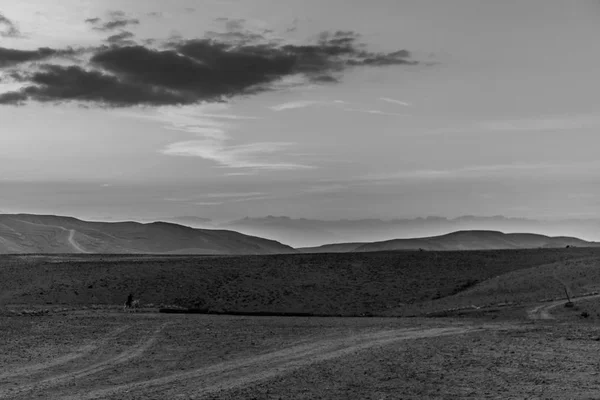 Vista del paesaggio colorato bianco e nero all'alba in Medio Oriente — Foto Stock