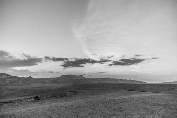 Blanco y negro mañana colorido paisaje de la salida del sol mágico en el desierto de Judea en Israel . —  Fotos de Stock