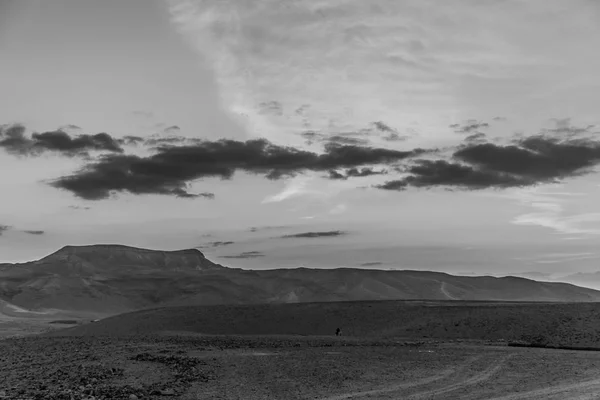 Bianco e nero incredibile paesaggio di alba gialla in negev deserto israele . — Foto Stock