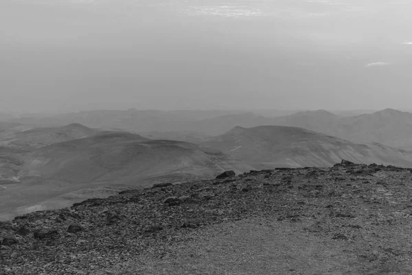 Hvid og sort mystisk blå morgen landskab udsigt på negev judæiske ørken i Israel - Stock-foto