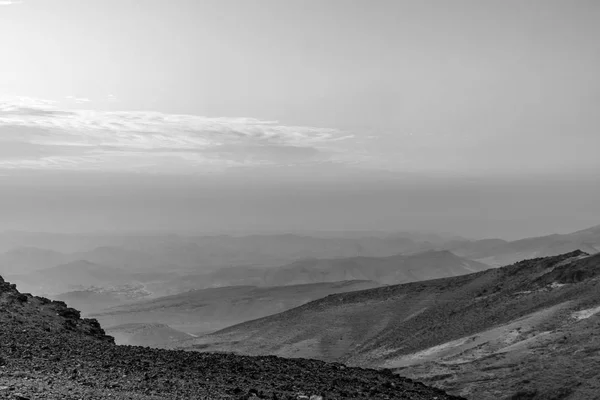 犹太沙漠上的黑白彩色景观风景和彩色云. — 图库照片