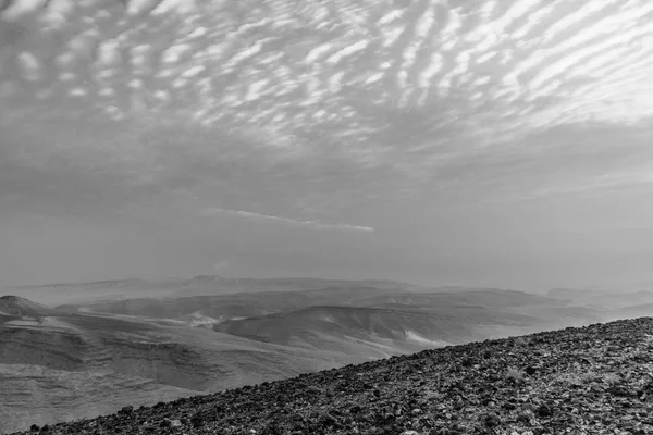 Vista del paisaje blanco y negro sobre el amanecer mágico sobre el desierto de tierra santa del neguev judeo en Israel —  Fotos de Stock