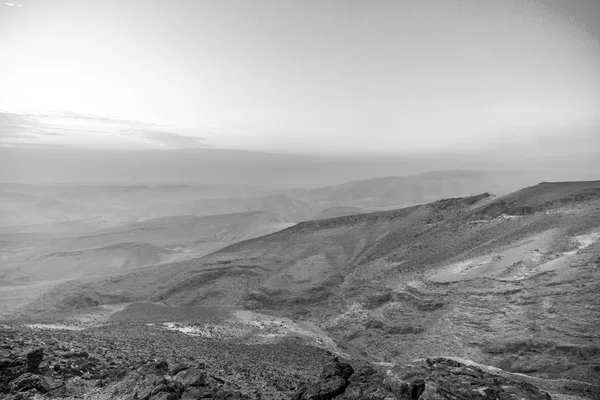 白色和黑色魔术早晨日出和美丽的阳光在以色列犹太南沙漠 — 图库照片