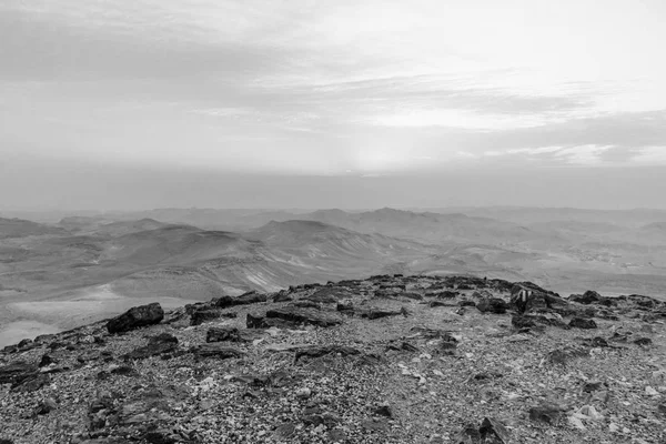 白色和黑色的景观日出以色列犹太沙漠与神奇的阳光 — 图库照片