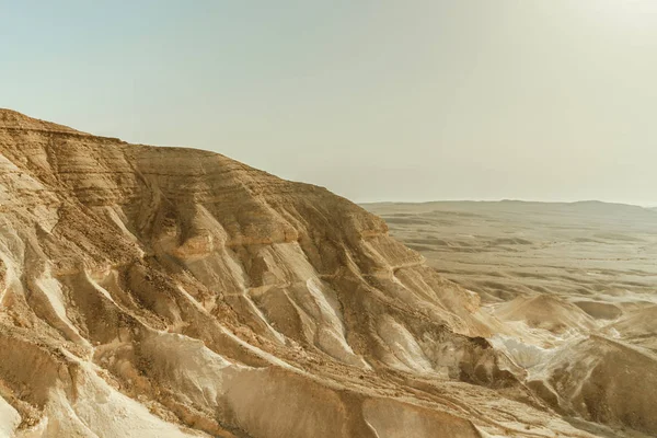 Paisaje de montaña en el desierto seco en Israel. Valle de arena, rocas y piedras en el lugar turístico caliente de Oriente Medio . — Foto de Stock
