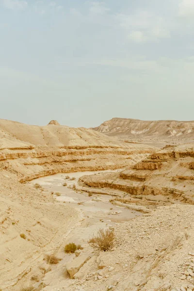 Vista desde la montaña en el desierto seco de Oriente Medio en Israel . — Foto de Stock