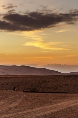 Dikey fotoğraf renkli yatay görünümünde Orta Doğu üzerinde gündoğumu