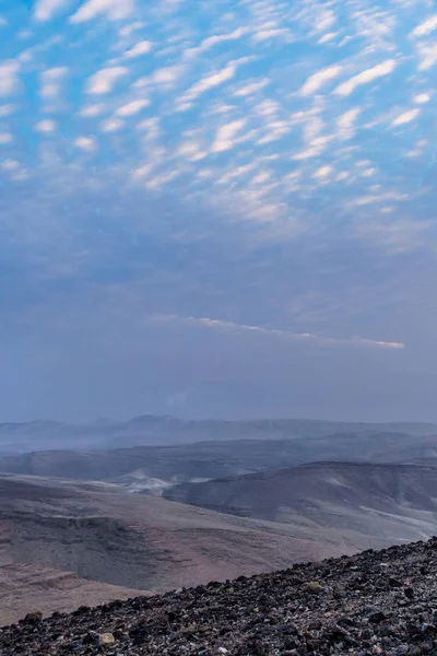 在以色列犹太南沙漠的圣地上的神奇日出的垂直照片景观观 — 图库照片