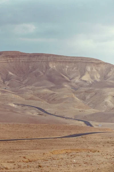 Vertical photo landscape view on desert road in judean negev desert in Israel — Stock Photo, Image