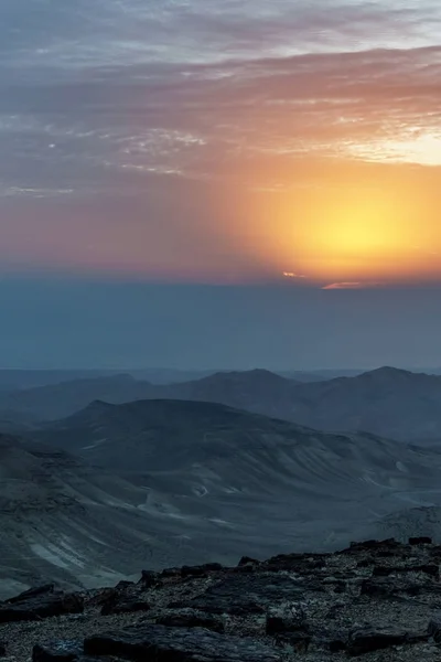 Foto vertical amanecer paisaje matutino en tierra santa desierto judeano en Israel —  Fotos de Stock