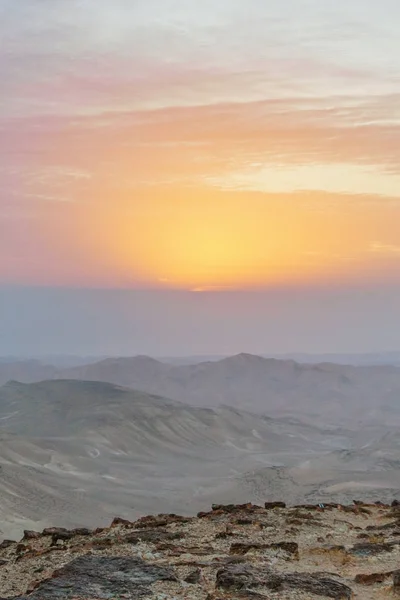 Foto vertical incrível vermelho nascer do sol paisagem em negev deserto israel — Fotografia de Stock