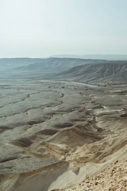 Çöl arazi üzerinde gökyüzü Lut İsrail yakınındaki görüntüleyin