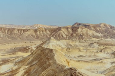 Ufuk manzaralı kuru çöl dağlar ve gökyüzü İsrail ölü deniz kenarında