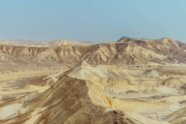 Ufuk manzaralı kuru çöl dağlar ve gökyüzü İsrail ölü deniz kenarında