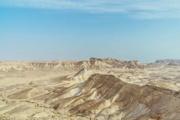Paisaje vista del horizonte en el desierto seco y el cielo cerca del mar muerto en Israel — Foto de Stock